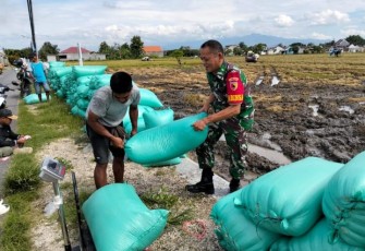 Bantu panen padi warga binaan