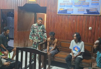 Aksi Babinsa Koramil Agimuga Bersama Personel Lanal Timika Amankan Pengedar Sekaligus Pemakai Narkoba