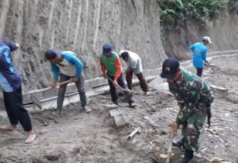 Evakuasi material longsor di wilayah desa binaan 