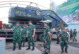 Pangdam I/BB Mayjen TNI Hendy Antariksa saat meninjau bantuan Kasad