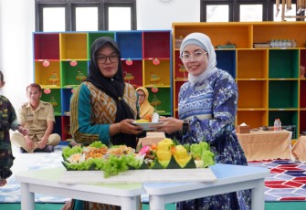 Ketua Persit KCK Cab.XV Kodim 0801/Pacitan ibu Ajeng Musahirul saat memberikan tumpeng syukuran 