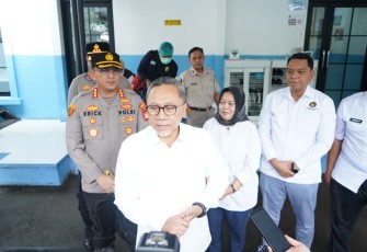 Menkop Pangan Zulkifli Hasan saat memberikan keterangan pers di Jakarta, Selasa (13/1)