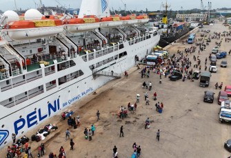 Foto para penumpang yang melakukan pelayaran dengan menggunakan kapal milik PT. PELNI Persero