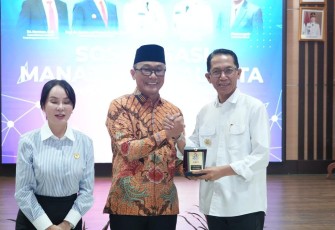 Kepala BKN Prof Zudan Arif Fakhrulloh saat menerima cenderamata di Batam, Selasa (13/1)
