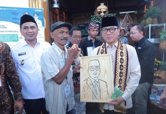 Mendes PDT Yandri Susanto menerima hasil karya pelukis di Boyolali, Rabu (14/1)