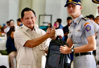 Mendagri Tito Karnavian melepas taruna KKP bantu wilayah terdampak bencana, Jakarta, Rabu (14/1)