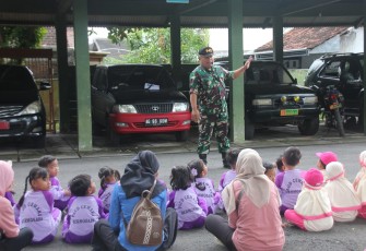 Wawasan kebangsaan sejak dini generasi penerus di Makodim Trenggalek, Kamis (15/1)