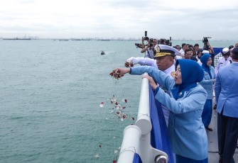 Pangkolinlamil Laksda TNI Rudhi Aviantara tabur bunga Hari Dharma Samudera 2026