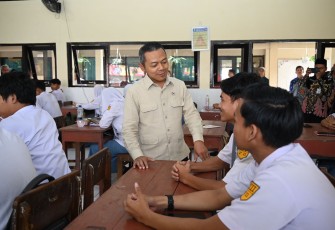 Wamendikdasmen Fajar Riza Ul Haq berdialog dengan siswa di Sukoharjo, Jawa Tengah, Kamis (15/1)