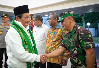 Asintel Dankodaeral IX Kolonel Laut (KH) Nur Ikhsan Hidayat saat menyambut Menang Nasaruddin Umar di bandara Pattimura Kota Ambon, Jum'at (16/1)