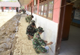 Satgas Gulbencal Korem 023/KS bersihkan sekolah 