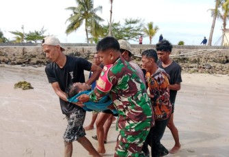 Babinsa Koramil 02/Bintim Evakuasi Warga Tenggelam di Pantai Lobo Bintan