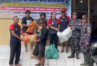 Dapur umum TNI AL di Kecamatan Juwana, Jawa Tengah 