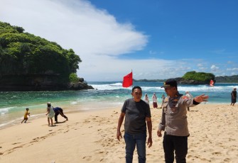 Patroli pantai anggota Polres Malang, Minggu (18/1)