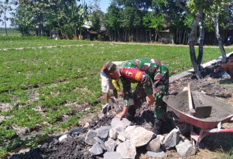 Bantu bangun talud di wilayah desa binaan 