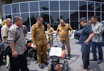 Caption : Bupati dan Wakil Bupati Karanganyar, Rover Christanto dan Adhe Eliana, meninjau langsung penyerahan bantuan drone sprayer untuk kelompok tani, di Pendopo Rumah Dinas Bupati Karanganyar, Senin (26/1/2026)