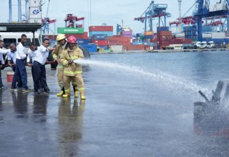 Latihan PMK prajurit Satkolinlamil 1 di dermaga Kolinlamil Jakarta, Selasa (3/2)