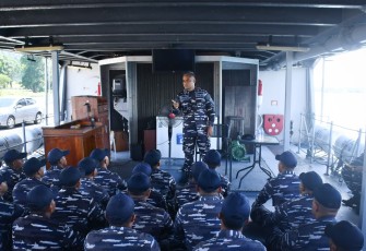 Wadan Kodaeral IX Bekali Prajurit KRI Kerapu-812 Sebelum Bertolak ke Surabaya