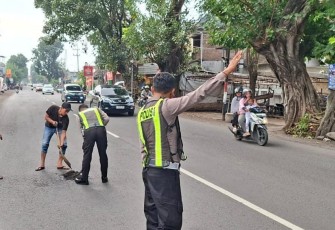 Operasi Keselamatan Semeru 2026 Polresta Sidoarjo Tambal Jalan Berlubang