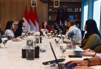 Wakil Menteri Ekonomi Kreatif/Wakil Kepala Badan Ekonomi Kreatif (Ekraf) Irene Umar menerima audiensi PT IOTA Kreatif Media di Autograph Tower, Jakarta, Rabu (4/2)