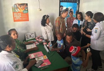 Caption : Perwakilan UNICEF Indonesia Maniza Zaman saat meninjau program yang dijalankan Badan Gizi Nasional (BGN) dalam rangka meningkatkan status gizi dan kesehatan masyarakat, khususnya anak sekolah, balita, dan ibu hamil/menyusui di Jayapura, Papua, Rabu (4/2/2026)