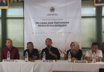 Acara FGD "Peluang dan Tantangan Media di Era Disrupsi" yang digelar Sekretariat DPRD Jawa Tengah bersama para awak media, di salah satu rumah makan di kawasan Cangakan, Karanganyar, Selasa (10/2/2026)