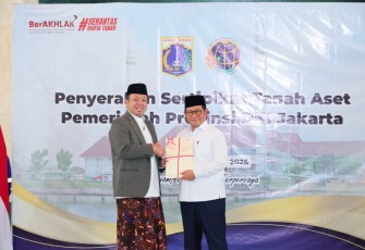 Menteri Agraria dan Tata Ruang/Kepala Badan Pertanahan Nasional (ATR/BPN), Nusron Wahid, menyerahkan 3.922 sertipikat hak atas tanah milik Pemerintah Provinsi DKI Jakarta kepada Gubernur DKI Jakarta, Pramono Anung, di Masjid Raya K.H. Hasyim Asy'ari, Jumat (13/02/2026)
