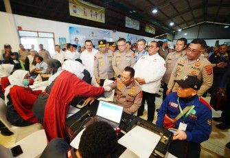 Kapolri Jenderal Listyo Sigit Prabowo ikut melaksanakan donor darah saat menghadiri perayaan Hari Ulang Tahun (HUT) ke-53 elemen buruh Konfederasi Serikat Pekerja Seluruh Indonesia (KSPSI)