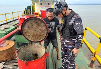 TNI AL Gagalkan Aksi Dugaan Distribusi BBM Ilegal di Perairan Makassar 