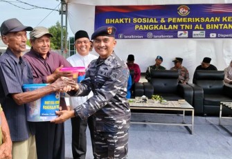 Danlanal Bintan saat memberikan bansos