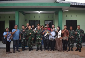 Danrem 023/KS Kolonel Inf Iwan Budiarso foto bersama usai menyerahkan kunci rumah dinas bantuan Kasad untuk prajuritnya, Selasa (24/2)