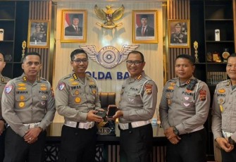 Foto bersama penyerahan ETLE Mobile Handheld di Polda Bali