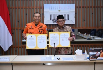 Mendikdasmen Abdul Mu'ti menandatangani MoU dengan Basarnas di Jakarta, Kamis (26/2)