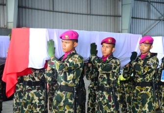 Panglima Korps Marinir (Pangkormar) Letnan Jenderal TNI (Mar) Dr. Endi Supardi kembali memimpin upacara persemayaman dan pelepasan empat jenazah