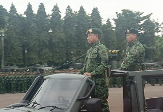 Panglima TNI Jenderal Agus Subiyanto inspeksi pasukan dalam peringatan HUT Ke-65 Kostrad di Madivif 1 Kostrad Cilodong, Depok, Jum'at (6/3)
