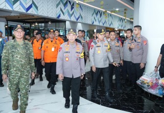 Panglima TNI Bersama Kapolri saat Tinjau Fasilitas Pelabuhan Merak di Dermaga Eksekutif Pelabuhan ASDP Merak, Banten, Jumat (13/3/2026).