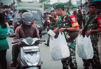 Koramil Kuala Kencana dan Koramil Jila Bagikan 500 Paket Takjil