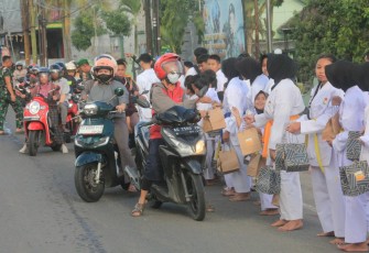 Berbagi takjil gratis 