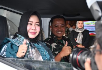 Dandim 0802/Ponorogo Letkol Arh Farauk Saputra bersama Plt Bupati Ponorogo Hj Lisdyarita di kendaraan operasional KDKMP, Kamis (19/3)