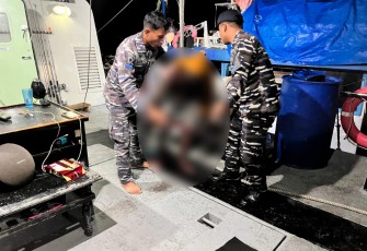 TNI AL Bersama Tim Gabungan Evakuasi Kapal Terbakar, 14 Orang Berhasil Diselamatkan 