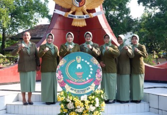 HUT ke-80 KCK ziarah TMP Bunga Bangsa