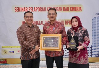 Sekjen ATR/BPN Dalu Agung Darmawan saat menerima penghargaan di kantor BPK RI, Jakarta, Selasa (7/4)