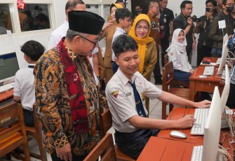 Mendikdasmen Abdul Mu'ti berdialog dengan siswa