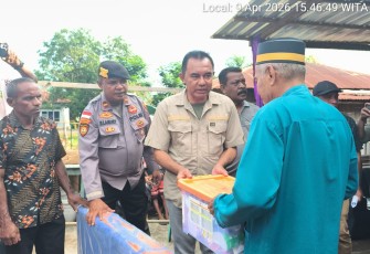 BPBD Kabupaten Flores Timur dan Tim gabungan mendistribusikan bantuan logistik dan peralatan bagi warga terdampak gempabumi di Pulau Adonara, Kecamatan Adonara Timur, Kabupaten Flores Timur, Nusa Tenggara Timur pada Kamis (9/4)
