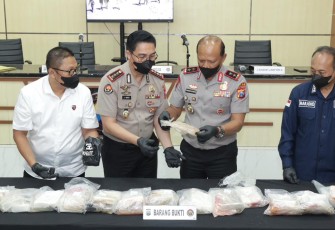 Kapolda Jatim Irjen Pol Nanang Avianto saat konferensi pers, Kamis (16/4)