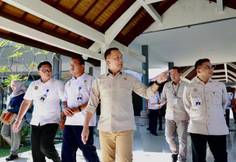 Dirjen Hubdat Aan Suhanan di terminal tipe A Mengwi, Bali, Jumat (17/4)