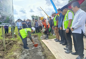 Rektor UIN Raden Mas Said Surakarta, Prof. Toto Suharto, saat melakukan prosesi peletakan batu pertama (groundbreaking) di lokasi pembangunan Kampus 3, Karanganyar, Jumat (8/5/2026)