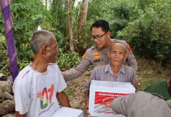 Kapolres OKU Timur Hadiri Ground Breaking Jembatan Merah Putih dan Salurkan Bansos di Desa Rawa Sari