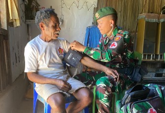 Yonarmed 12 Kostrad Hadirkan Layanan Kesehatan Gratis untuk Warga Perbatasan di Dafala