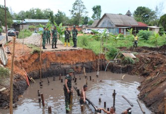 Dandim 0315/Tanjungpinang Dampingi Danrem 033/WP Tinjau Pemasangan Pancang Awal Jembatan Armco di Bintan